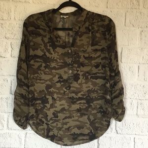 B-ENVIED CAMOUFLAGE BLOUSE SIZE  MEDIUM